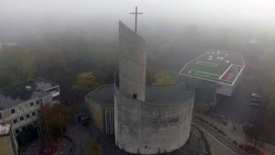St. Maximilian Kolbe-Kircheim im Nebel. Ansicht von schräg oben. © NDR 