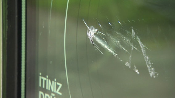 Der bei einem Angriff beschädigte Eingang des türkischen Konsulats in Hannover. © Screenshot 