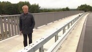 Mann auf einer Brücke  