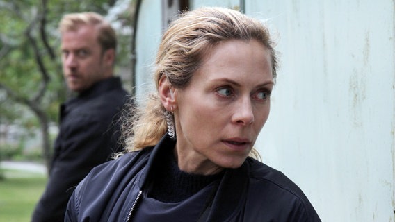 Maria Wern (Eva Röse) und ihr Kollege Sebastian (Erik Johansson) stürmen das Haus eines mutmaßlichen Amokläufers. © ARD Degeto/Warner Bros./Cologne Film/Ulrika Malm 