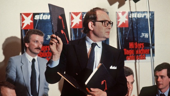 Gerd Heidemann präsentiert auf der Pressekonferenz des Hamburger Magazins''Stern'' am 25. April 1983 die vermeintlichen ''Hitler-Tagebücher''. © picture-alliance / dpa Foto: Chris Pohlert