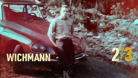 Kurt-Werner Wichmann steht auf einem alten Foto vor seinem roten Auto. © NDR / Studio Fritz Gnad 