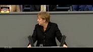 Angela Merkel am Rednerpult.  