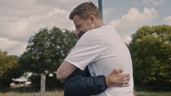Max umarmt seinen Vater Ulrich, den er noch nie zuvor gesehen hat. © Drive Beta/Benjamin Kahlmeyer 