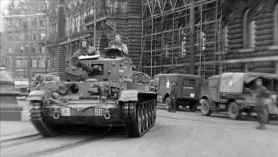 Historische Aufnahme aus dem Mai 1945: Panzer in Hamburg © NDR 