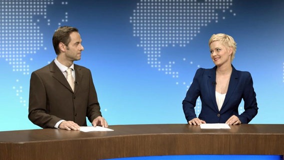 Anne Rothäuser und Thieß Neubert stehen im Postillon24-Studio und kucken sich an. © NDR 