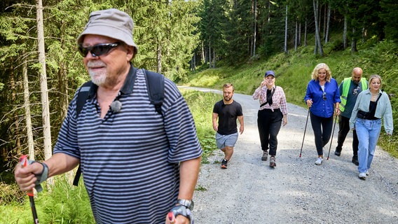 Die Gruppe wandert den Tegelberg im Allgäu hinauf. © NDR/Daniel Wolcke 