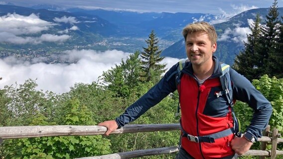 Wandern zählt zu den beliebtesten und günstigsten Urlaubsaktivitäten in Südtirol. Johannes Zenglein checkt, was die beliebte Bergregion zu bieten hat, und wie teuer ein Urlaub in Südtirol ist. © SWR/Bavaria Entertainment GmbH 