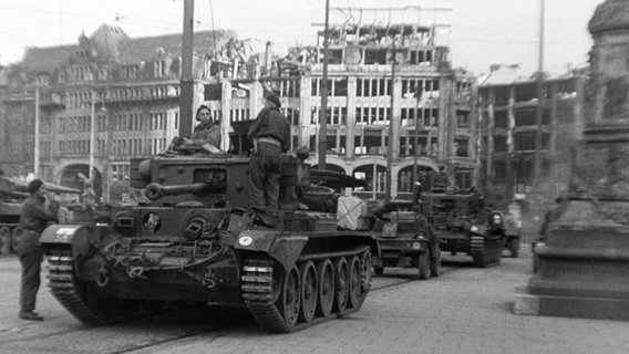 Hamburg Rathausmarkt, 3. Mai 1945 © NDR/Cinecentrum/Imperial War Museum 