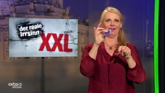 "extra 3"-Moderatorin Barbara Ruscher mit einem Fidget Spinner.  