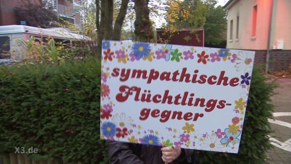 "Sympathische Flüchtlingsgegner"-Schild  