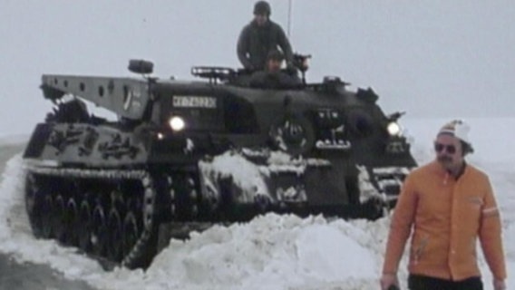 Panzer im Einsatz während der Schneekatastrophe 1978/79  