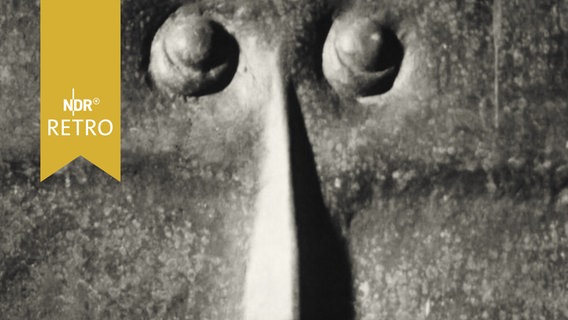 Plastik von Max Ernst (1963 in der Kölner Retrospektive).  