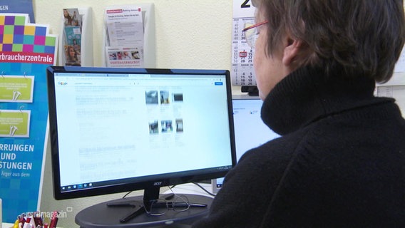 Eine Frau sitzt an einem Computer.  