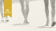 Beine von drei Gehern bei einem internationalen Wettbewerb in Braunschweig 1965  