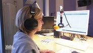 Ute Andres Von NDR 1 während der Aufzeichnung einer Radiosendung.  