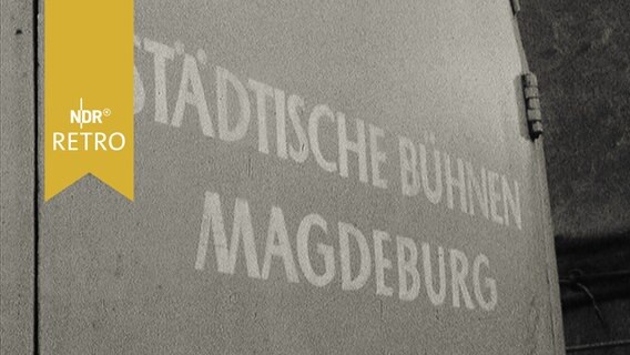 Aufschrift auf einem LKW "Städtische Bühnen Magdeburg" (1964)  