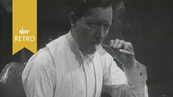 Gustaf Gründgens in einer Theaterrolle, rauchend (vor 1963)  