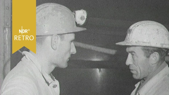 Zwei Bergleute im Gespräch, anlässlich des Grubenunglücks von Lengede (1963)  