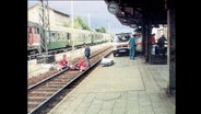 Ansicht des Bahnhofs Bad Kleinen während der Leichmann von Grams geborgn wird (Archvibild)  