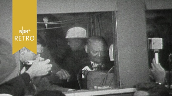 Bundeskanzler Ludwig Erhard bei einer Pressekonferenz aus einem Zugfenster heraus (1963)  