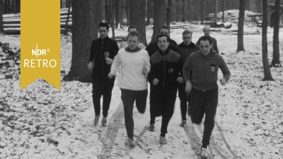Läufer in verschneitem Wald in der Lüneburger Heide beim Training (1964)  