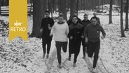 Läufer in verschneitem Wald in der Lüneburger Heide beim Training (1964)  