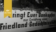 LKW, auf dem die geschmückte "Friedlandglocke" geladen ist, mit dem Slogan "Bringt Euer Dankopfer zur Errichtung einer Friedland-Gedächtnisstätte" (1964)  