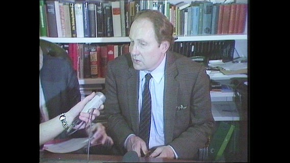 Gerd Heidemann bei einer Pressekonferenz  