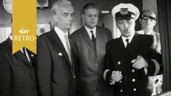 Bundestagsabgeordnete lauschen einem Kapitän bei Erklärungen zur Fehmarnbeltquerung (1964)  