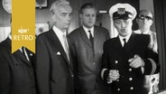 Bundestagsabgeordnete lauschen einem Kapitän bei Erklärungen zur Fehmarnbeltquerung (1964)  