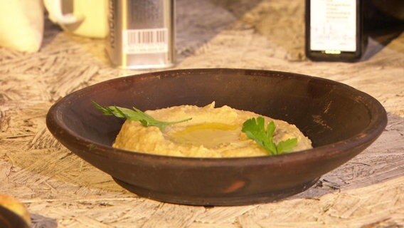 Auberginen-Hummus angerichtet in einer Schüssel.  