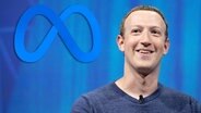 Mark Zuckerberg vor dem Meta-Logo.  