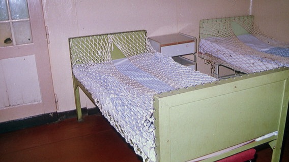 Fixierbetten in einer ehemaligen DDR-Kindereinrichtung.  