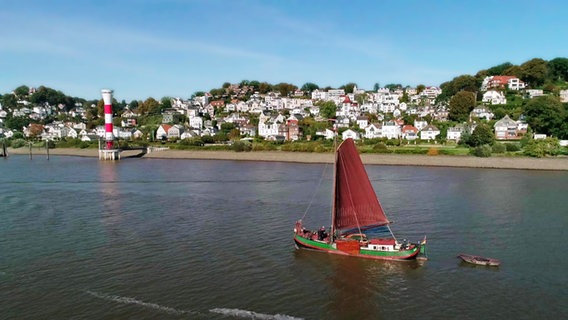 Ein Boot auf der Elbe vor Blankenese © Screenshot 