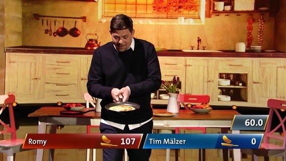 Tim Mälzer hält eine Bratpfanne in den Händen. © Screenshot 