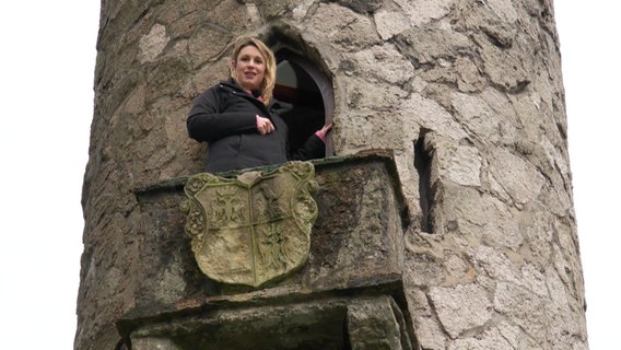 Eva Diederich schaut aus einem Fenster der Burg Henneberg. © Screenshot 