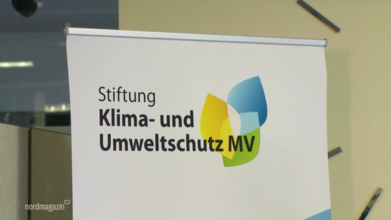 Auf einer Tafel steht "Stiftung Klima und Umweltschutz MV". © Screenshot 