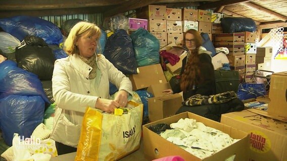 Tetiana Panova und ihre Tochter packen Hilfsgüter für die Menschen in der Ukraine. © Screenshot 