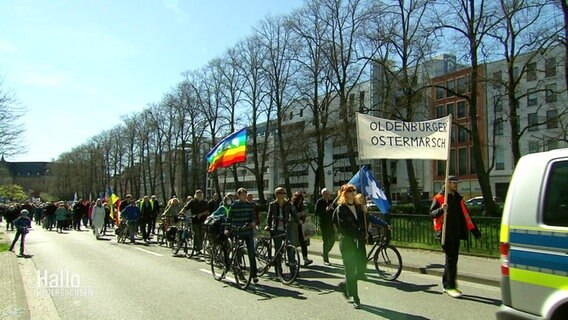 Demonstrierende auf einem Ostermarsch in Oldenburg. © Screenshot 