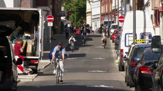 Radfahrer auf der Thadenstraße in Hamburg © Screenshot 