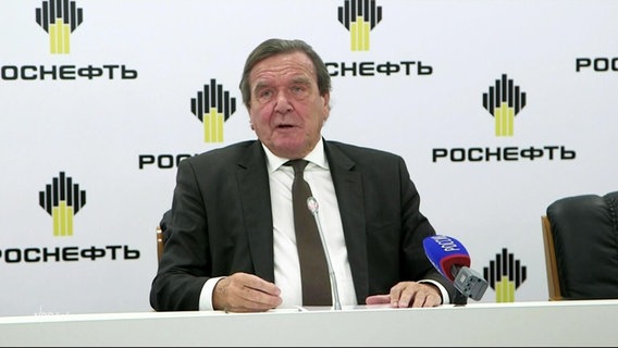 Alt-Kanzler Gerhard Schröder bei einer Pressekonferenz © Screenshot 