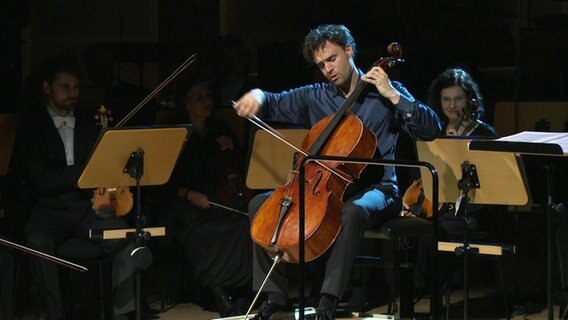 Leonard Elschenbroich am Cello © Screenshot 