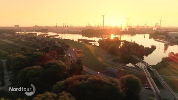 Finkenwerder, im Hintergrund des Hamburger Hafen. © Screenshot 