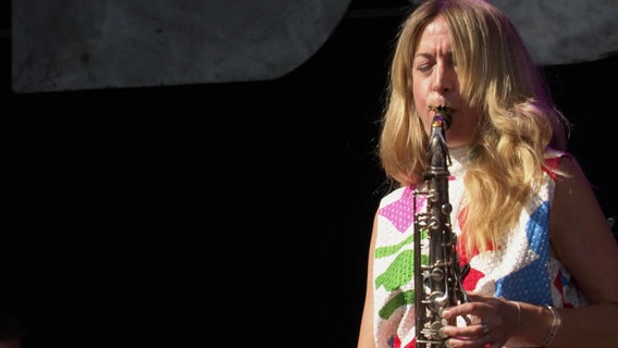 Stephanie Lottermoser spielt Saxophon © Screenshot 
