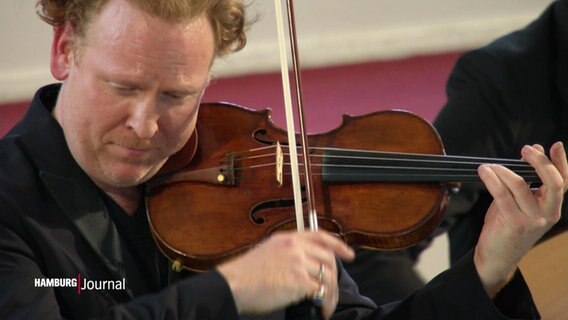 Daniel Hope beim Geigespielen. © Screenshot 