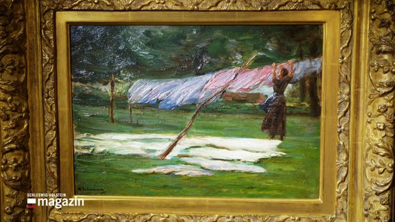 Nahaufnahme eines Gemäldes in einem Goldrahmen. Abgebildet ist eine Frau, die bei Wind Wäsche auf einer Leine aufhängt. © Screenshot 