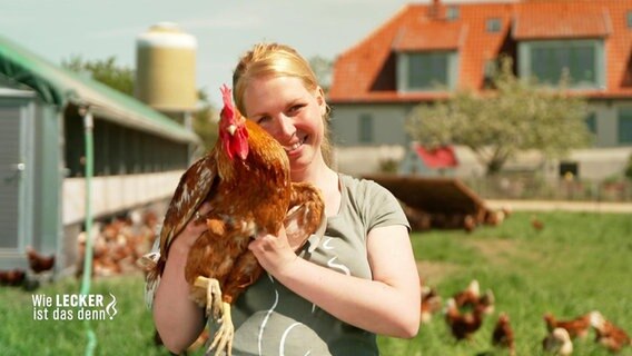 Anna Propp mit einem Hahn auf dem Arm © Screenshot 
