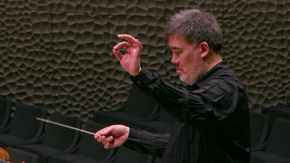 Screenshot: Das NDR Elbphiharmonie Orchester spielt unter Chefdirigent Alan Gilbert im Jahr 2020 Mahlers Vierte in der Elbphilharmonie. © Screenshot 