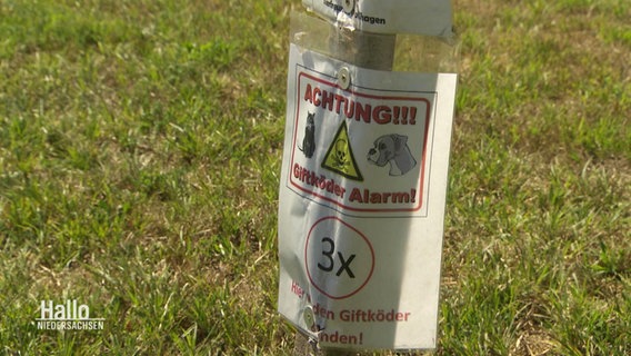 Ein Schild warnt vor Giftködern. © Screenshot 